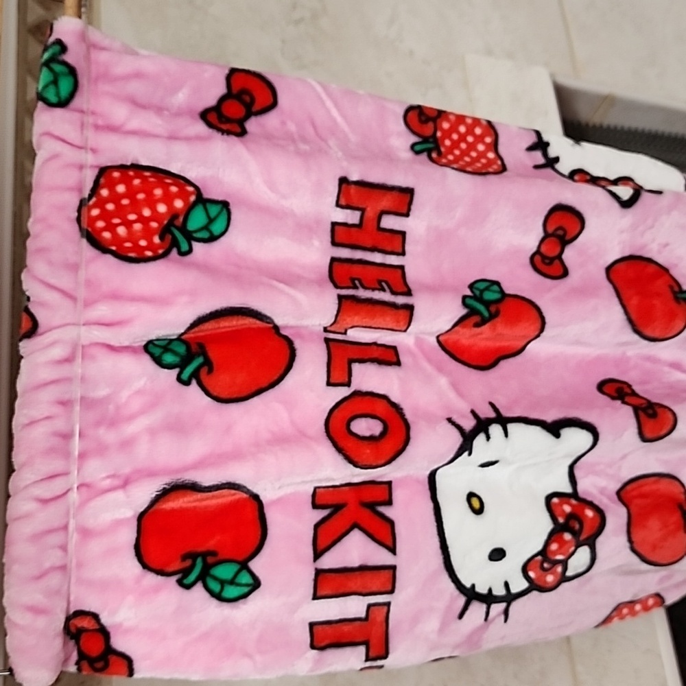 ๐ HELLO KITTY PLUSH CLOUD THROW ๐ - Picture 2 of 8